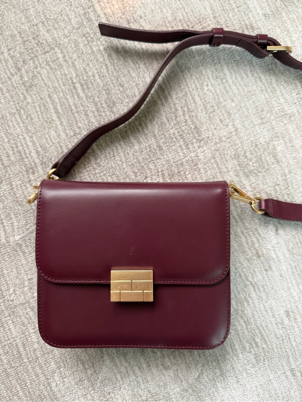 Frame Le Signature Mini Crossbody Leather Bag in Oxblood (dark red)